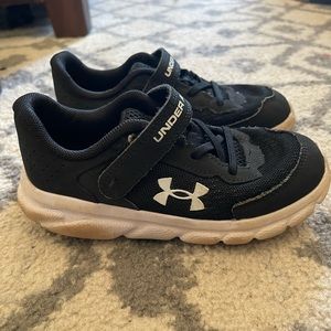 ◼️Boys black Under Armour shoes.⚫️